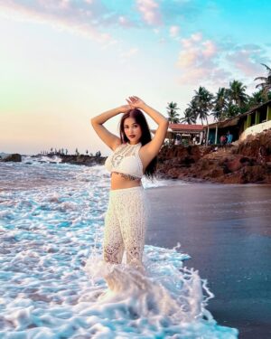 Aisha Kashyap Instagram - Finally out Goa trip was not cancelled 🏝️🥺 CHEERs🥂
.
.
.
.
Wearing: @gasolina_surat
Edit @edittbyjai