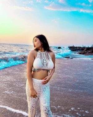Aisha Kashyap Instagram - Finally out Goa trip was not cancelled 🏝️🥺 CHEERs🥂 
.
.
.
.
Wearing: @gasolina_surat 
Edit @edittbyjai