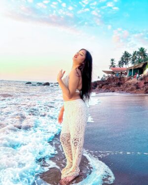 Aisha Kashyap Instagram - Finally out Goa trip was not cancelled 🏝️🥺 CHEERs🥂
.
.
.
.
Wearing: @gasolina_surat
Edit @edittbyjai