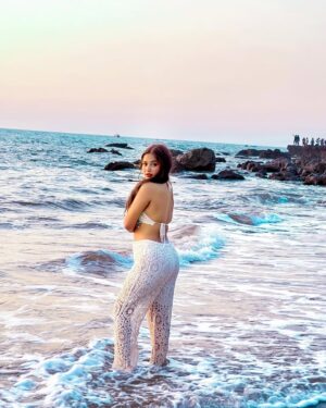 Aisha Kashyap Instagram - Finally out Goa trip was not cancelled 🏝️🥺 CHEERs🥂 
.
.
.
.
Wearing: @gasolina_surat 
Edit @edittbyjai