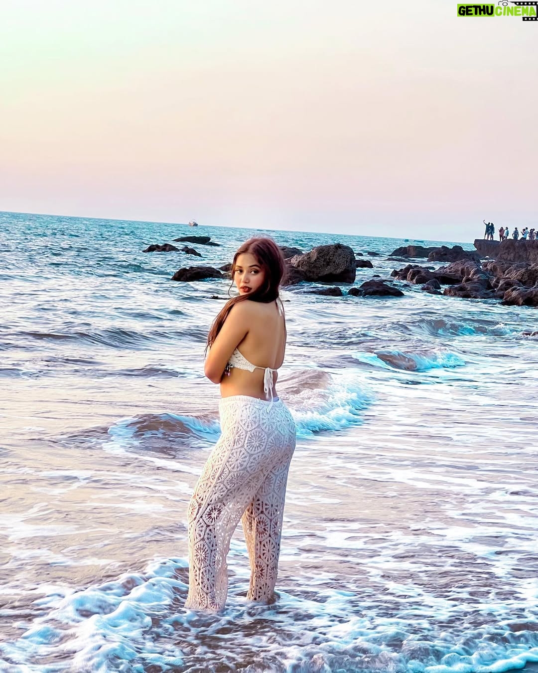 Aisha Kashyap - 57.8K Likes - Finally out Goa trip was not cancelled 🏝️🥺 CHEERs🥂 
.
.
.
.
Wearing: @gasolina_surat 
Edit @edittbyjai