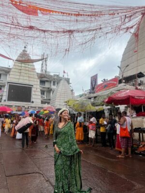 Aisha Kashyap Instagram - बाबा बैद्यनाथ ज्योतिर्लिंग नगरी में सिर्फ मंदिर नहीं, हर पत्थर में भी शिव बसते हैं…… 🙏❤️
Before my birthday, visited the temple to calm my heart and seek blessings 🫶🏻