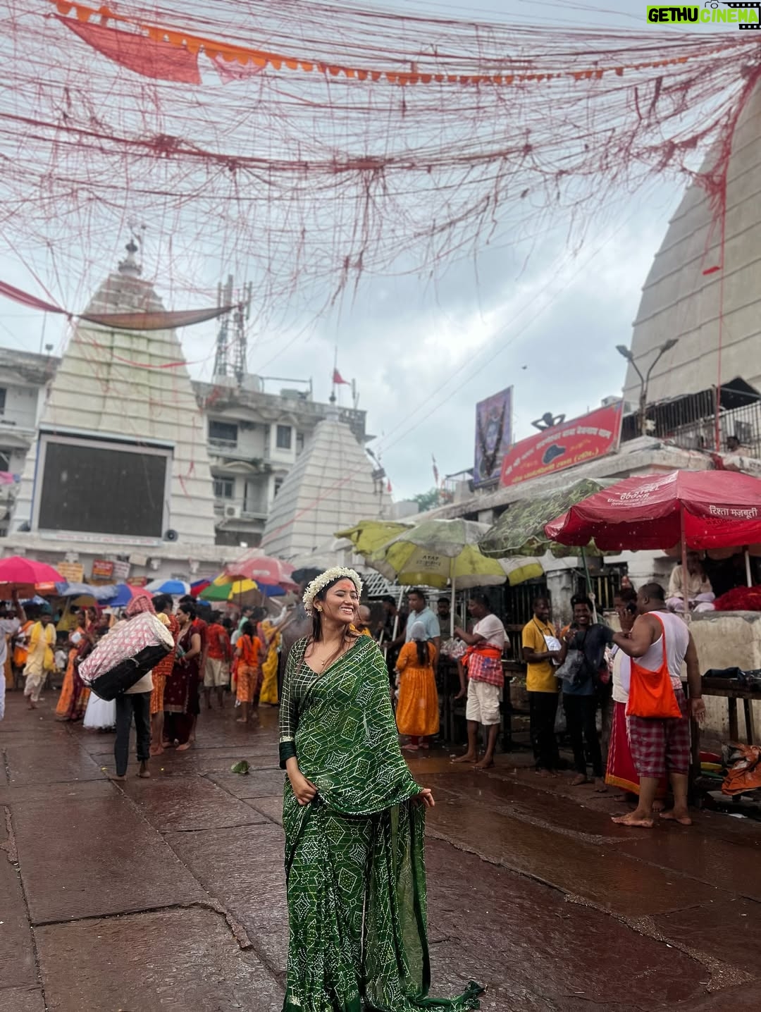 Aisha Kashyap - 49.9K Likes - बाबा बैद्यनाथ ज्योतिर्लिंग नगरी में सिर्फ मंदिर नहीं, हर पत्थर में भी शिव बसते हैं…… 🙏❤️

Before my birthday, visited the temple to calm my heart and seek blessings 🫶🏻