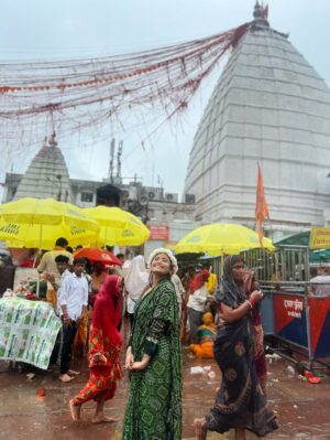 Aisha Kashyap Instagram - बाबा बैद्यनाथ ज्योतिर्लिंग नगरी में सिर्फ मंदिर नहीं, हर पत्थर में भी शिव बसते हैं…… 🙏❤️
Before my birthday, visited the temple to calm my heart and seek blessings 🫶🏻