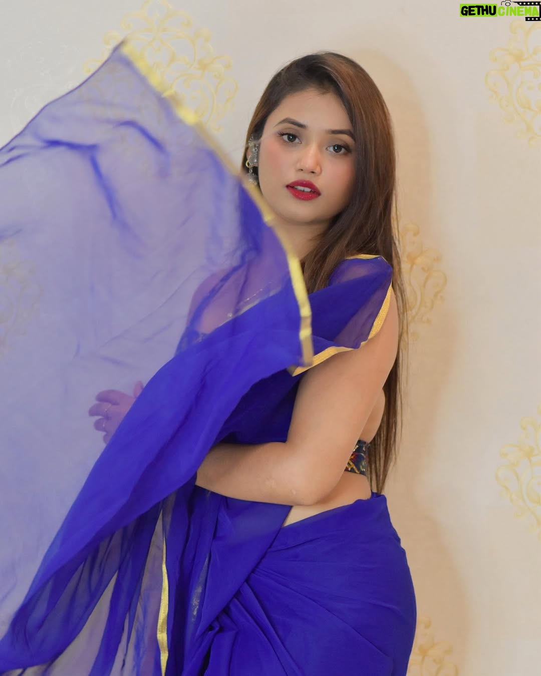 Aisha Kashyap - 51.3K Likes - 1.9 Million fam 💙🤍 
.
.
.
.
📸 @__prakashkumar__4567