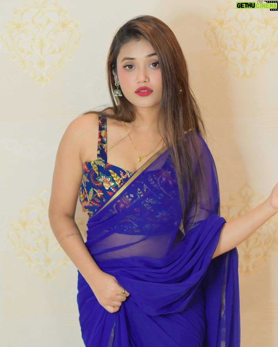 Aisha Kashyap - 51.3K Likes - 1.9 Million fam 💙🤍 
.
.
.
.
📸 @__prakashkumar__4567