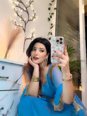 Aisha Siddiqui Instagram - 🦋 Smbhalo sambhalo na pyar ho 🙈