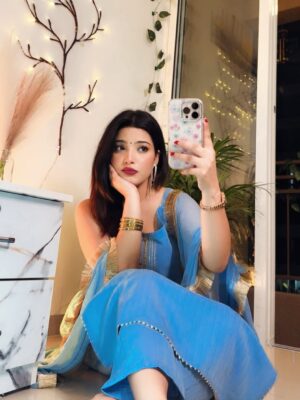 Aisha Siddiqui Instagram - 🦋 Smbhalo sambhalo na pyar ho 🙈