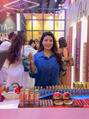 Aisha Siddiqui Instagram - When confidence meets radiance, it’s #LakméGlow all the way! 🌟 Loving how Lakmé’s beauty products not only enhance my skin but also empower my every look 💄

Thanks @lakmeindia for keeping me flawless
Available on @flipkart @flipkartlifestyle
#glamup2025 #FlipkartGlamUpSale #TrendItFlipkartIt #Lakme