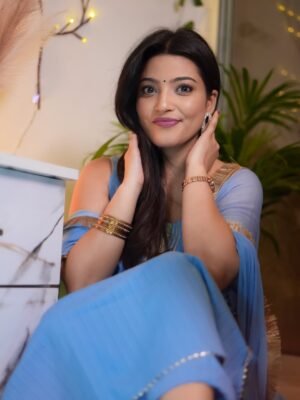 Aisha Siddiqui Instagram - 🦋 Smbhalo sambhalo na pyar ho 🙈
