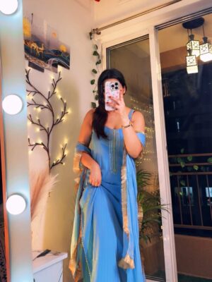 Aisha Siddiqui Instagram - 🦋 Smbhalo sambhalo na pyar ho 🙈