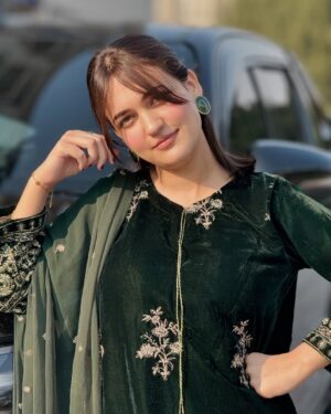 Aiza Khan Instagram - چلے تو کٹ ہی جائے گا سفر ۔