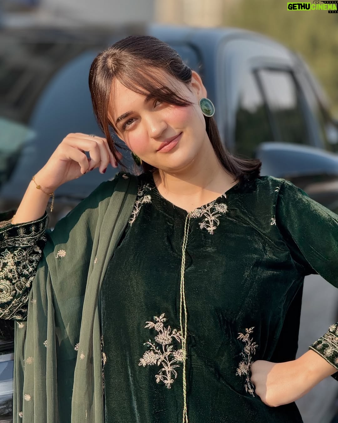 Aiza Khan - 42.9K Likes - چلے تو کٹ ہی جائے گا سفر ۔