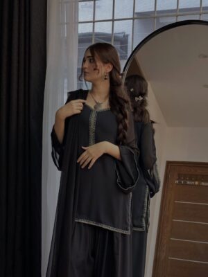 Aiza Khan Instagram - Wearing: @safias_pk 🖤