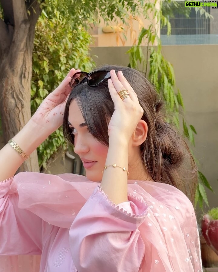 Aiza Khan - 54.8K Likes - Again pink🥹💗