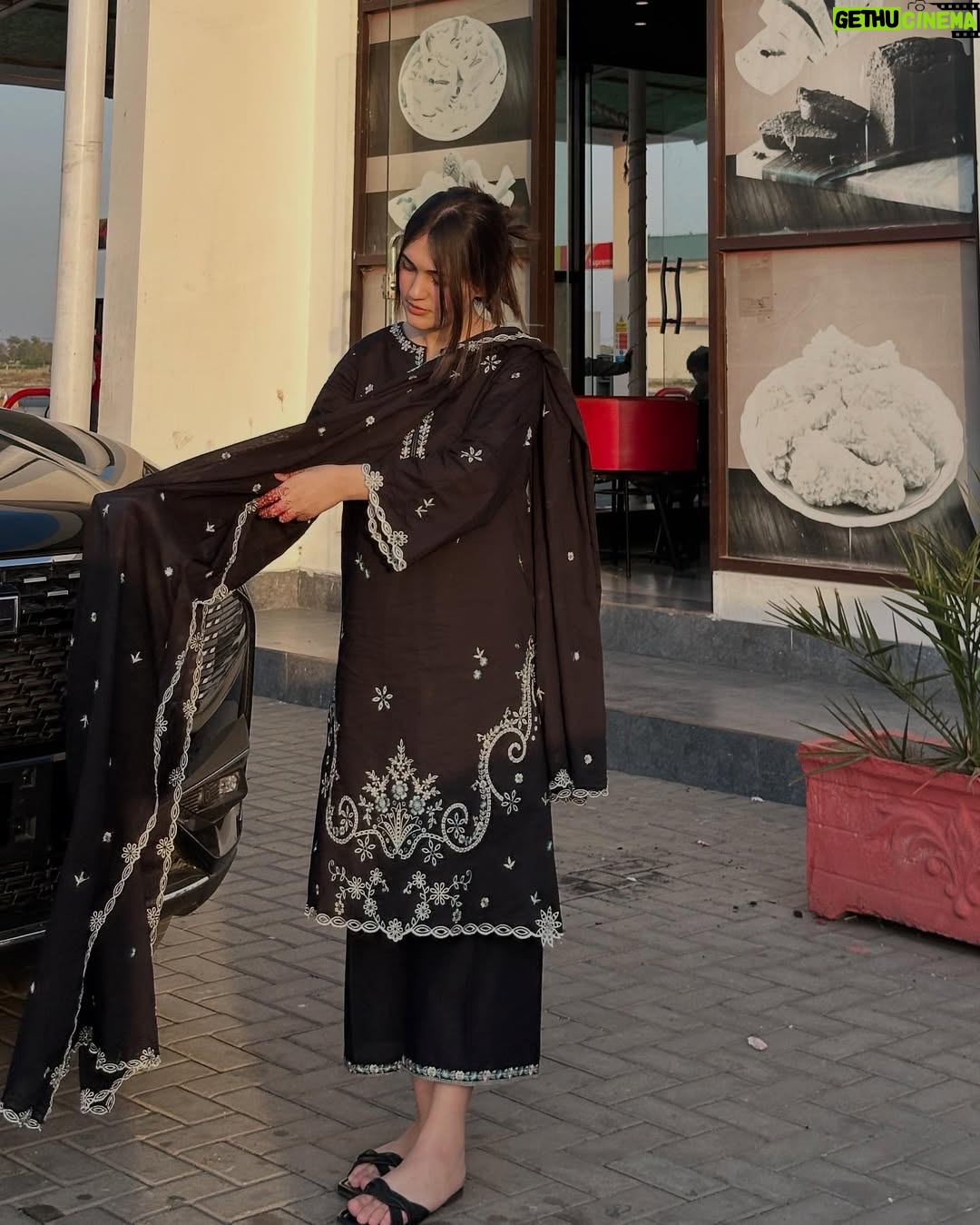 Aiza Khan - 62.5K Likes - عید سعید 🖤
