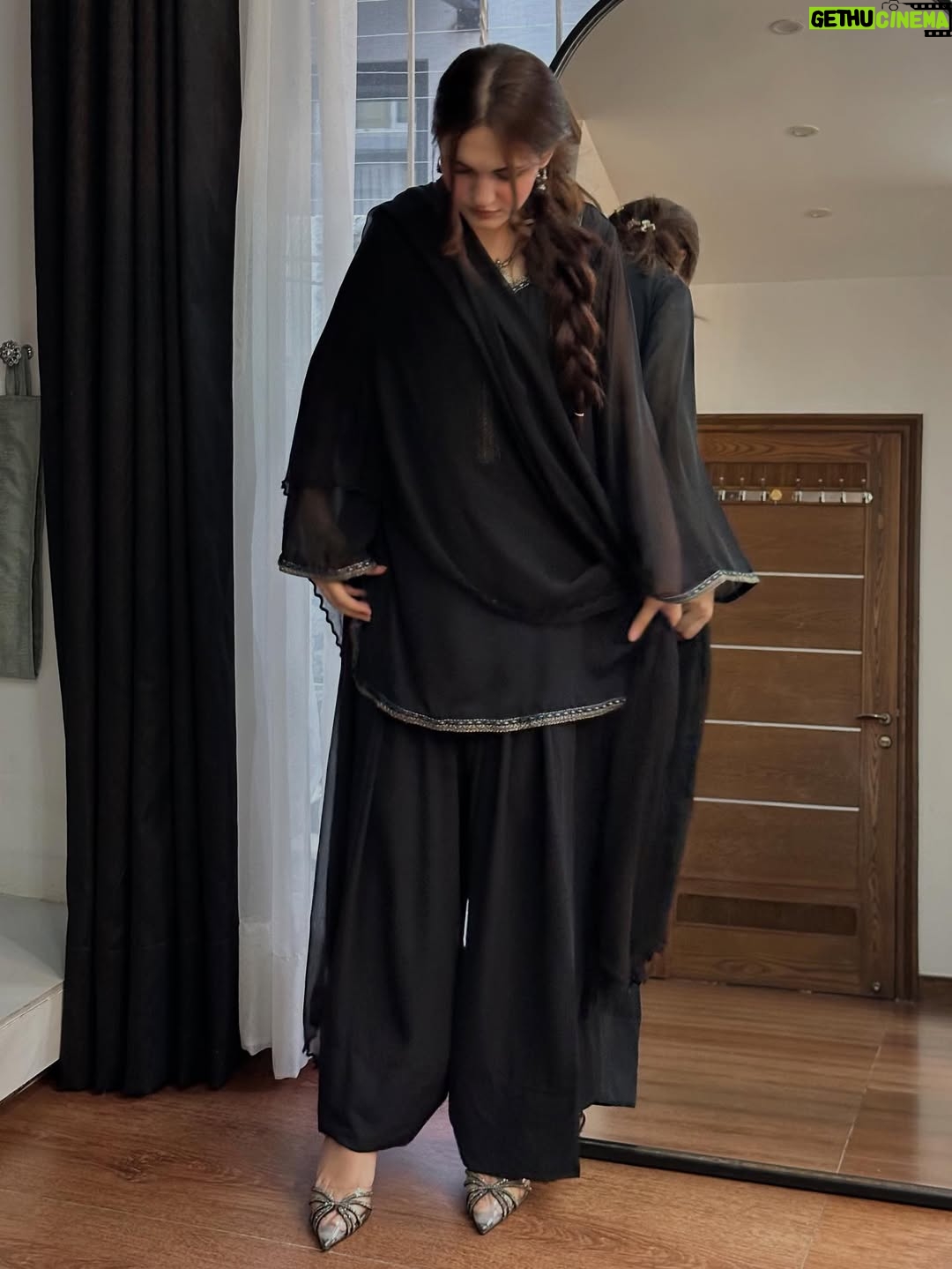 Aiza Khan - 89.7K Likes - Wearing: @safias_pk 🖤