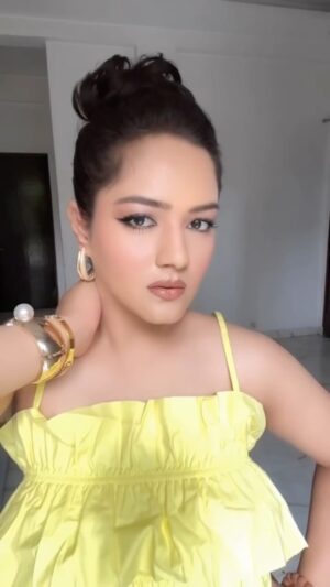Akanksha Dhalani Instagram - Grrr…🤫
.
.
.
.
.
.
.
.
#reels #reelsinsta #reelsinstagram #viral #explorepage #explore #makeup #transition #trending #trend #viraltrend #akankshadhalani #beauty #waitforit #smoothtransition