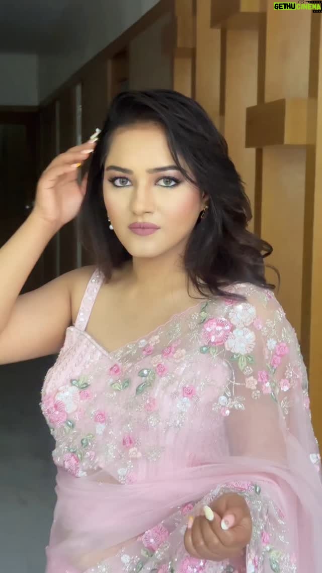 Akanksha Dhalani - 3 Likes - Aaja main sikhadu pyaar ki bhasha🤭
.
.
.
.
.
.
..
#reelready#glamlook#desivibes#magicmakeup#slayqueen#desiglam#ootdindian#reelshoot#indianinfluencer#bridalinspo#indianbeauty#reelsofinstagram#viralreels#instareels#contentcreator#explorepage#indianinfluencer#makeupshoot#