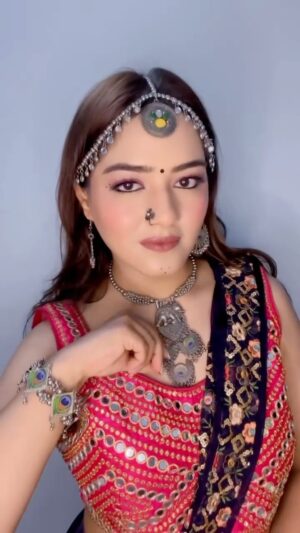 Akanksha Dhalani Instagram - Navratri transition🕊️💫🌸
.
.
.
.
.
.
.
#transitionreels #transition #makeuptransition #navratrimakeup #navratrimakeuptransition #navratrilook #navratri2025 #navratrichaniyacholi #navratrispecial #explorepage #explore #reelitfeelit #jaimatadi #garbavibes #garbareels #garbaready #festivevibes #festivals #indianfestivals #reelstrend #dandiyanight #festivalsofindia #indianculture #makeupideas