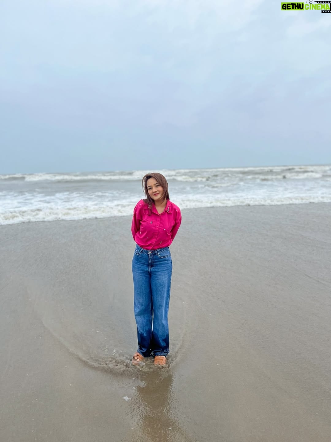 Akanksha Dhalani - 3 Likes - This is how unplanned beach day looks like🏖️🐚☀️🌊