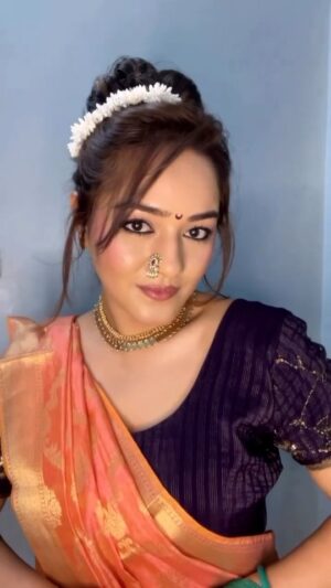 Akanksha Dhalani Instagram - Marathi mulgi Transition✨💫
.
.
.
.
.
.
.
#transition #transitionreels #makeuptransition #ganeshchaturthi2025 #ganeshchaturthispecial #festivevibe #festivelook #maharashtrianlook #indore #fashiongram #beauty #reelsofinstagram #trendingsongs #trendingreels #fyp #indianlook #traditionallook #desivibes #indianfestivals #reelsindia #reelkarofeelkaro #viralreels #festiveseason #festivelook #ganpatibappamorya🙏