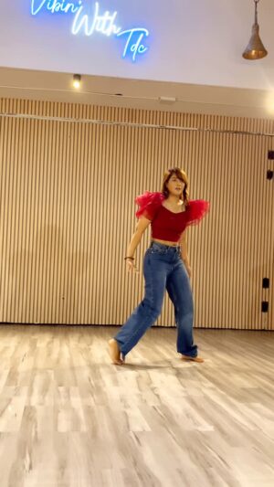 Akanksha Dhalani Instagram - Takdum takdum🥰
.
.
.
.
.
.
.
.
#trendingreels #trendingsongs #bollywoodsongs #dance #dancereels #viraldance #trendingdance #pardesiya #dancefun #hiphopdance #choreography #dancelove #dancelover #dancingislife #fyp #foryouage #explore #explorepage #viralvideos #viral