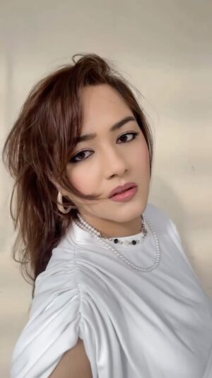Akanksha Dhalani Instagram - Transition alert🚨‼️
.
.
.
.
.
.
#transition #makeuptransition #makeup #makeuplove #transitionreels #makeuplove #viral #explorepage #fyp #fypage #beauty #makeuplooks #trendingsongs #reelsofinstagram #trendingreels #eyemakeuplook