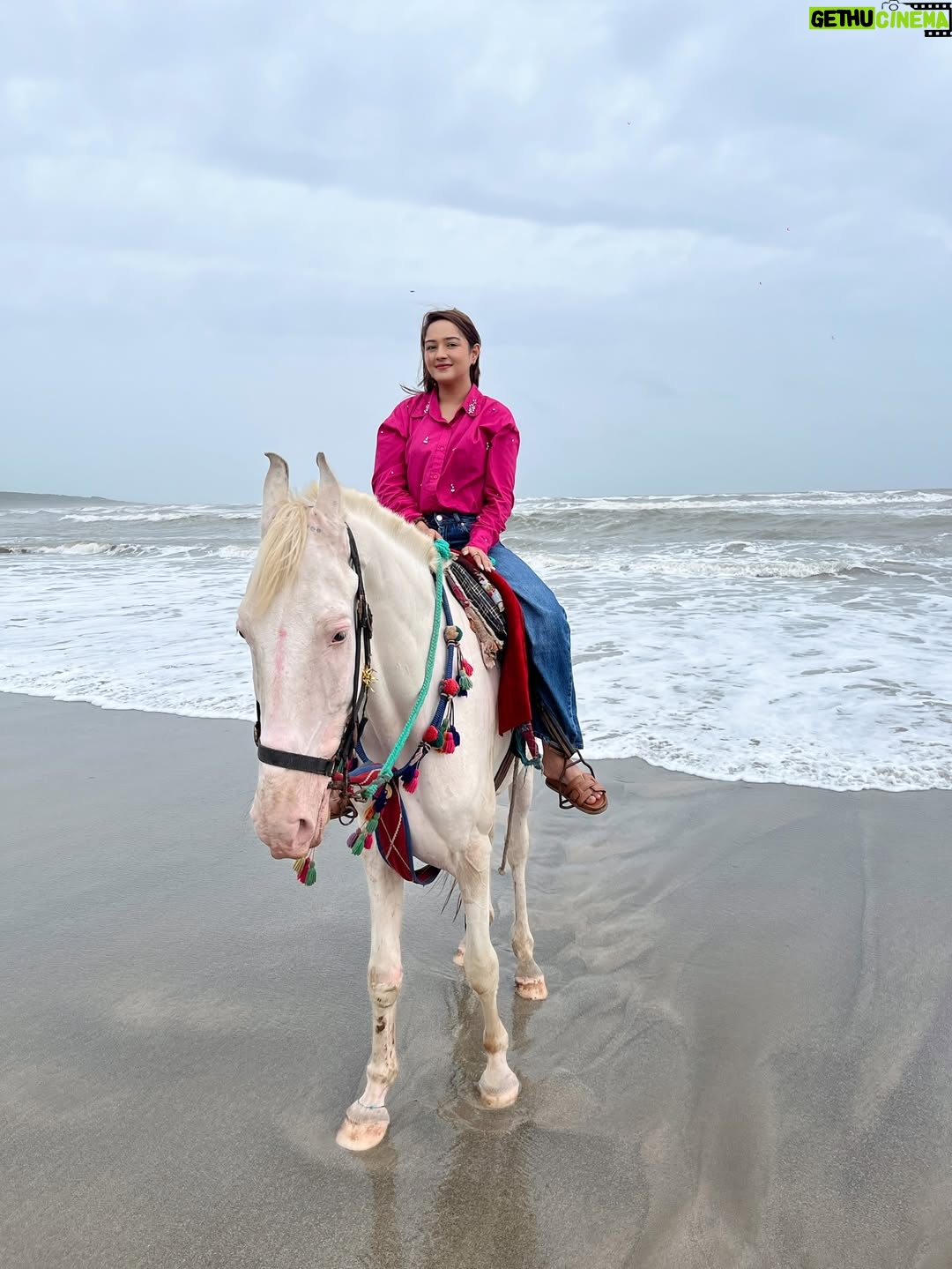 Akanksha Dhalani - 3 Likes - This is how unplanned beach day looks like🏖️🐚☀️🌊