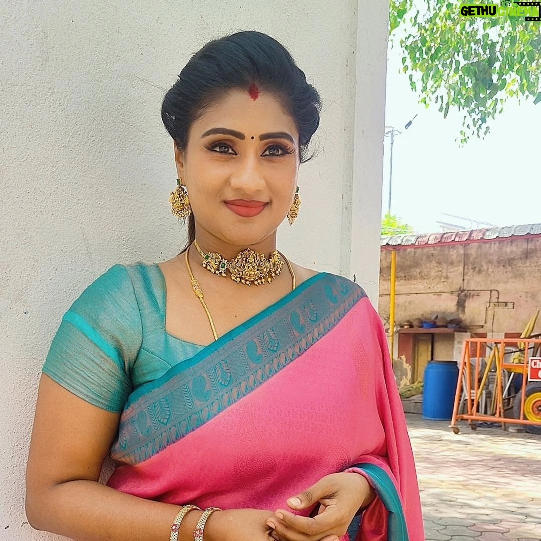 Akila Krishnan - 224 Likes - Wearing my roots, one pleat at a time💜

Saree @brio_fashions 
Jewel @gold_copy1486
