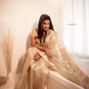 Akila Krishnan Instagram - ❤️Style is a way to say who you are without speaking.❤️.....
Saree @v2trendz
Designer @jes__boutique__
Jewellery @mint_more2024
📸 @momentzstudio
Mua @theprincessmakeoverartistry
#insta #reelkarofeelkaro #video #reelsindia #likeforlikes #reelsviral #instalike #photooftheday #foryoupage #beautiful #art #motivation #exploremore #style #post #repost #funny #beauty #likesforlike #bollywood #model #makeup #likes #viralpost #travel #youtube #k #nature #life #wedding