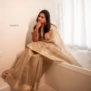 Akila Krishnan Instagram - ❤️Style is a way to say who you are without speaking.❤️.....
Saree @v2trendz
Designer @jes__boutique__
Jewellery @mint_more2024
📸 @momentzstudio
Mua @theprincessmakeoverartistry
#insta #reelkarofeelkaro #video #reelsindia #likeforlikes #reelsviral #instalike #photooftheday #foryoupage #beautiful #art #motivation #exploremore #style #post #repost #funny #beauty #likesforlike #bollywood #model #makeup #likes #viralpost #travel #youtube #k #nature #life #wedding