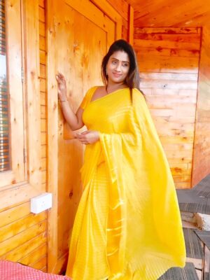 Akila Krishnan Instagram - How lovely yellow is! It stands for the sun.💛
Saree @meenakshi_sarees_chennai
Blouse @papilioforyou