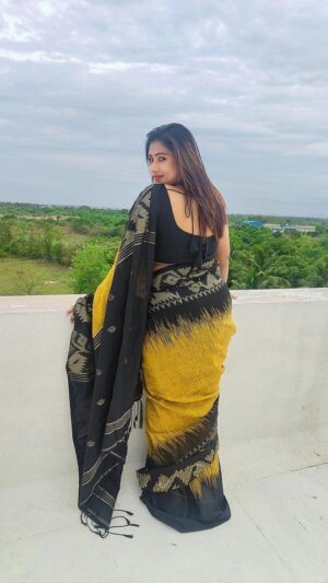 Akila Krishnan Instagram - The best way to honour tradition? Wear a saree💛🖤
#trending #viral #instagram #explorepage #explore #instagood #love #reels #fashion #fyp #trend #follow #like #photography #trendingreels #india #instadaily #tiktok #foryou #followforfollowback #likeforlikes #trendingnow #reelsinstagram #memes #style #photooftheday #viralpost #music #viralvideos #instagood