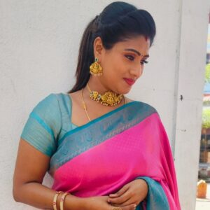 Akila Krishnan Instagram - Wearing my roots, one pleat at a time💜
Saree @brio_fashions
Jewel @gold_copy1486