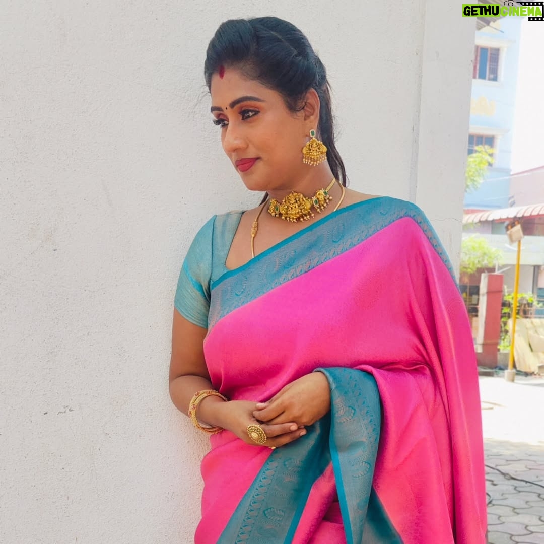 Akila Krishnan - 224 Likes - Wearing my roots, one pleat at a time💜

Saree @brio_fashions 
Jewel @gold_copy1486