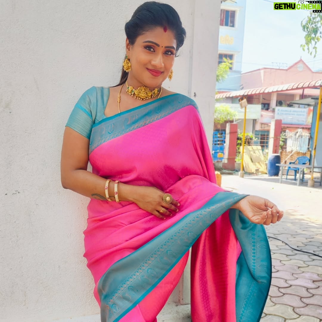 Akila Krishnan - 224 Likes - Wearing my roots, one pleat at a time💜

Saree @brio_fashions 
Jewel @gold_copy1486