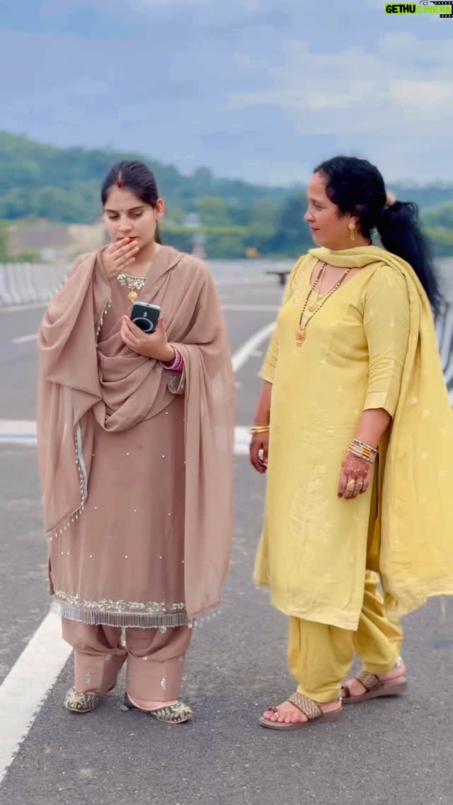 Akshita Khera - 27.4K Likes - Hai toh such baise😂