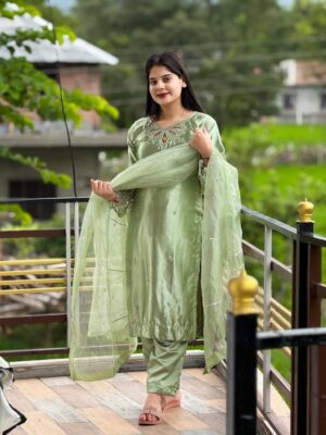 Akshita Khera Instagram - 💚💚
Suit by👉🏻 @lookme2022