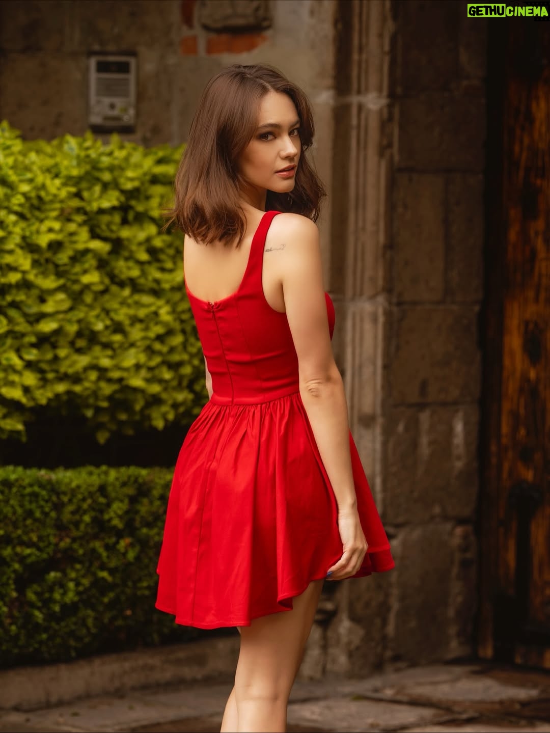 Ale Müller - 3 Likes - ❤️❣️🍒🍎🍓 @fashionnova 

Valentine Twill Mini Dress - Red