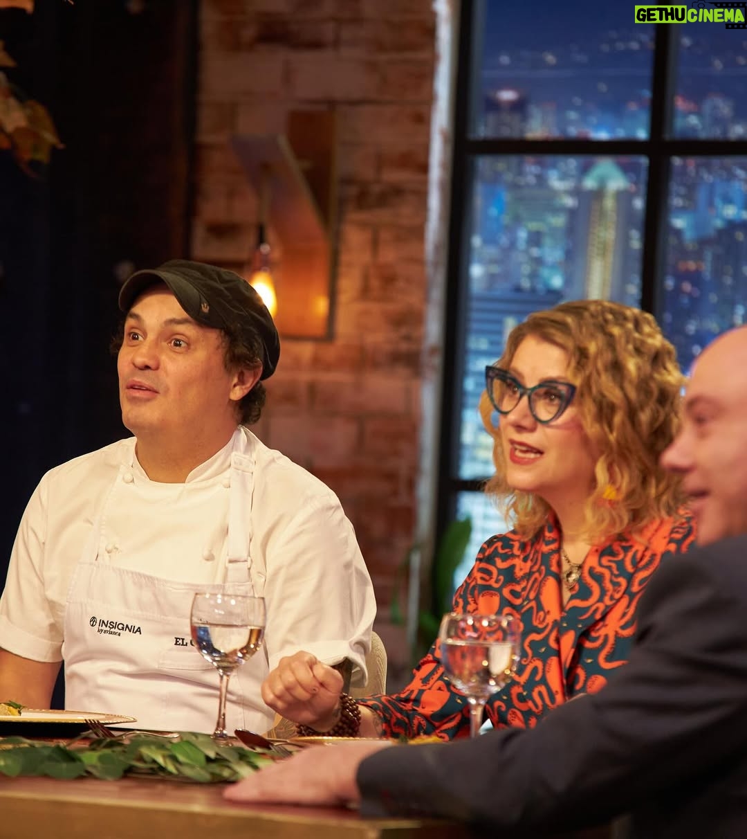 Alejandra Ávila - 3 Likes - Un reto maravilloso con @avianca 🧑🏻‍🍳
replicar los platos del chef más top de Colombia @alvclv del @elchato_rest 
Que honor poder cocinarle y ganar recreando un postre de su menú. 
Tengo una inquietud 😂 no entiendo por qué si YO GANO!!!!!! Y la ventaja de @violetabergonzi era bajar a alguien, Leo q tenían q bajarme a mi otra vez? Cuéntenme para entender. Besos!!!!❤️
