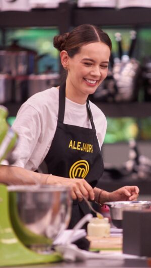 Alejandra Ávila Instagram - Dicen por ahí que en el juego y en el amor todo se vale y Valentina Taguado nos da fe de ello en #MasterChefCelebrity y quiere aprovechar las ventajas para avanzar. 🔥 ¿qué hubieran hecho en su lugar?🤔 #MasterChefCelebrityColombia