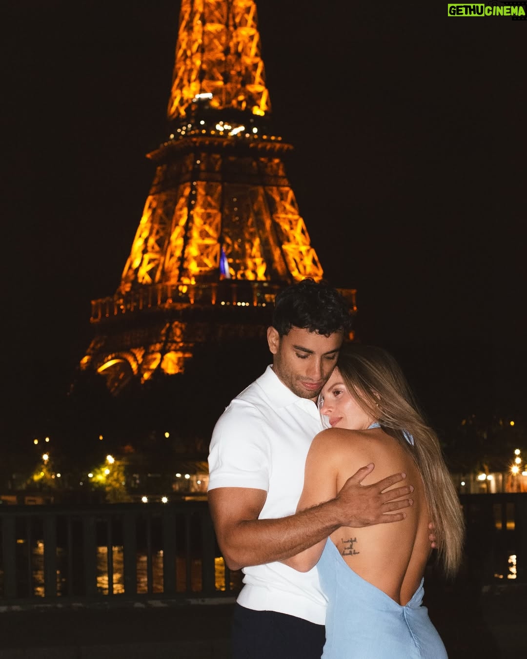 Alejandra Baigorria - 101.6K Likes - Hoy cumplimos nuestro primer mes de casados.
Un millón de instantes que guardaremos para siempre,
de miradas que dicen más que mil palabras,
de certezas suaves, como el amor que construimos cada día.
Estamos en el inicio de algo inmenso, hermoso y nuestro.
Que venga todo lo más lindo,
un camino lleno de amor por recorrer,
y una vida entera para seguir caminándola juntos.