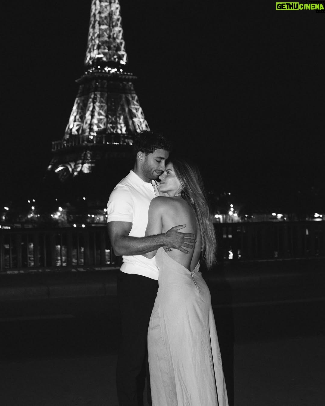 Alejandra Baigorria - 101.6K Likes - Hoy cumplimos nuestro primer mes de casados.
Un millón de instantes que guardaremos para siempre,
de miradas que dicen más que mil palabras,
de certezas suaves, como el amor que construimos cada día.
Estamos en el inicio de algo inmenso, hermoso y nuestro.
Que venga todo lo más lindo,
un camino lleno de amor por recorrer,
y una vida entera para seguir caminándola juntos.