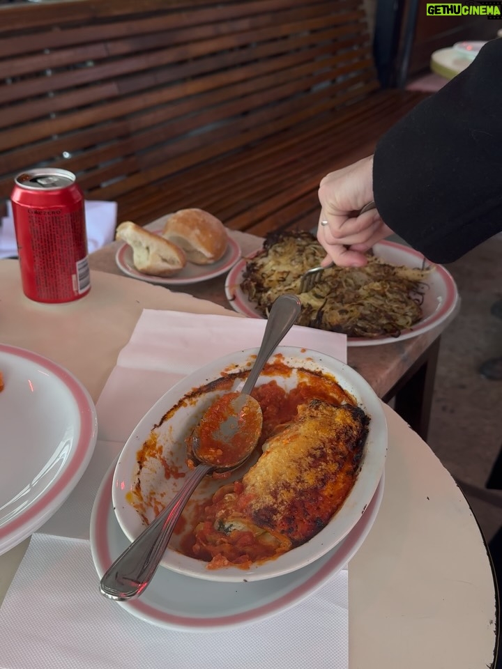 Alejandra Baigorria - 52.5K Likes - ✨Buenos Aires con mi esposa, pasándola genial, viviendo y coleccionando más experiencias. Viajar y trabajar contigo es lo máximo, porque cada lugar se disfruta el doble a tu lado. 💕✈️🇦🇷