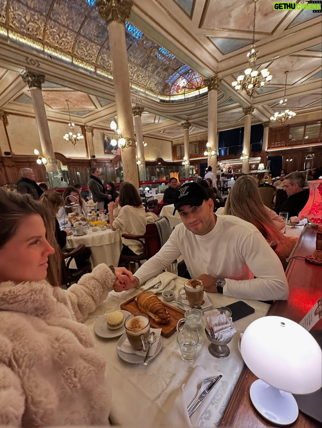 Alejandra Baigorria - 52.5K Likes - ✨Buenos Aires con mi esposa, pasándola genial, viviendo y coleccionando más experiencias. Viajar y trabajar contigo es lo máximo, porque cada lugar se disfruta el doble a tu lado. 💕✈️🇦🇷