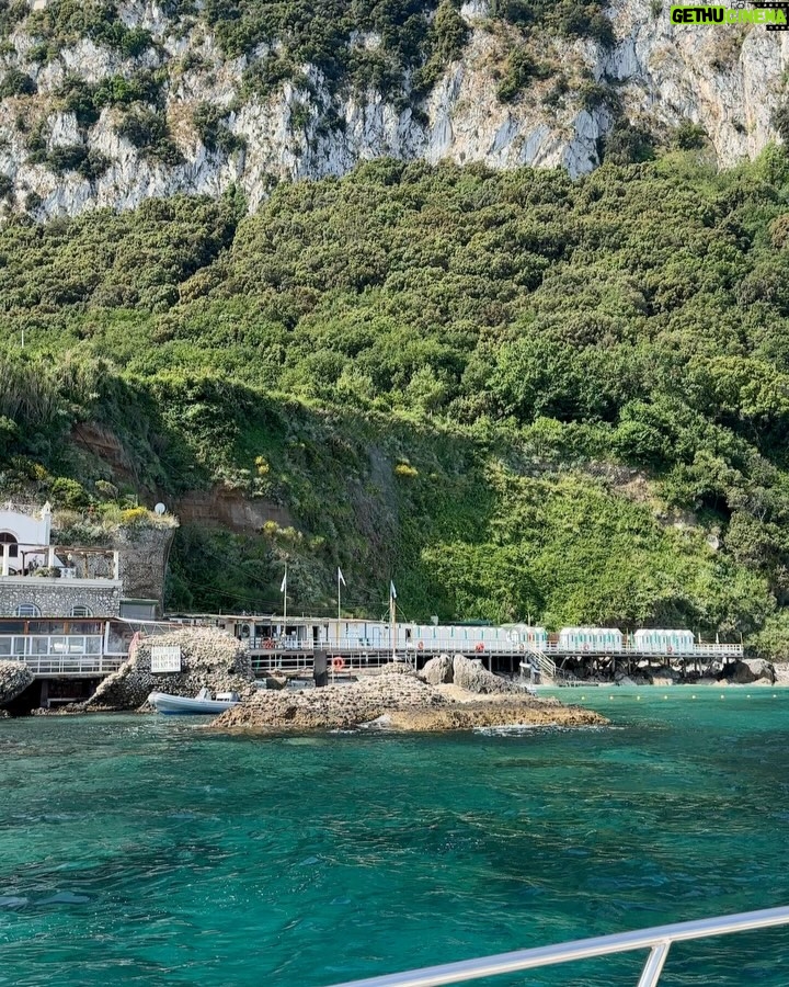 Alejandra Baigorria - 50.4K Likes - Nuestra luna de miel nos llevó a la hermosa Costa Amalfitana. Empezamos por Capri, una de las islas más lindas de Italia. Nos enamoramos de su mar, su comida y su encanto tan pintoresco. Seguimos descubriendo juntos cada rincón mágico de este viaje. #capri #italia #lunademiel