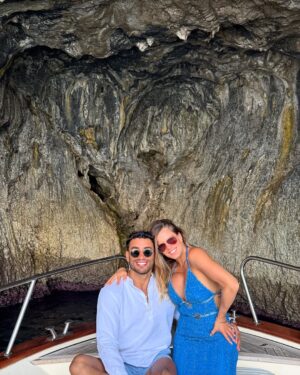 Alejandra Baigorria Instagram - Nuestra luna de miel nos llevó a la hermosa Costa Amalfitana. Empezamos por Capri, una de las islas mÔs lindas de Italia. Nos enamoramos de su mar, su comida y su encanto tan pintoresco. Seguimos descubriendo juntos cada rincón mÔgico de este viaje. #capri #italia #lunademiel