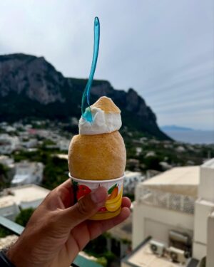 Alejandra Baigorria Instagram - Nuestra luna de miel nos llevó a la hermosa Costa Amalfitana. Empezamos por Capri, una de las islas mÔs lindas de Italia. Nos enamoramos de su mar, su comida y su encanto tan pintoresco. Seguimos descubriendo juntos cada rincón mÔgico de este viaje. #capri #italia #lunademiel
