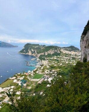Alejandra Baigorria Instagram - Nuestra luna de miel nos llevó a la hermosa Costa Amalfitana. Empezamos por Capri, una de las islas mÔs lindas de Italia. Nos enamoramos de su mar, su comida y su encanto tan pintoresco. Seguimos descubriendo juntos cada rincón mÔgico de este viaje. #capri #italia #lunademiel